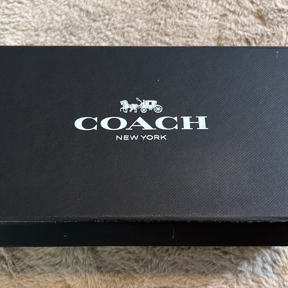 Coach 1941 souvenir wristlet/crossbody 3 charms included on bag GUC RARE 🚨 - Picture 11 of 16